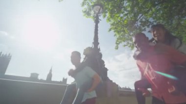 arkadaşlar sırtıma yarışları oynama