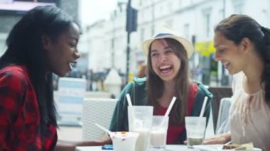  Açık kafede sohbet arkadaş 