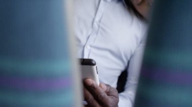 adam cep telefonu kullanır 