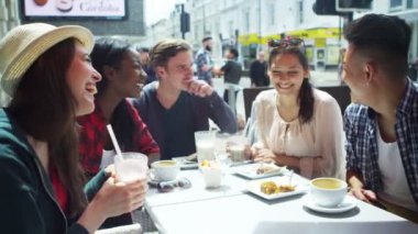 Şehirde açık kafe de arkadaşlar