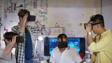  sanal gerçeklik izleyiciler çalışırken programcılar