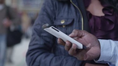 커플 스마트폰 보고 