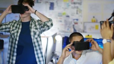  sanal gerçeklik izleyiciler çalışırken bilgisayar programcıları