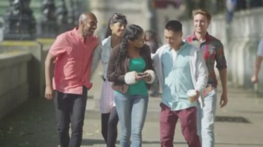 kentin içinde yürürken sohbet arkadaş