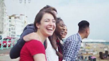 bir gün deniz kenarında harcama arkadaş