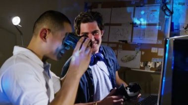  sanal gerçeklik izleyiciler çalışırken bilgisayar programcıları