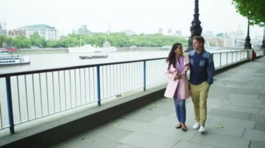 Thames yan tarafından yürüme Çift