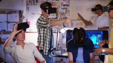 bilgisayar oyun oyuna dalmış