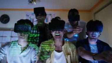 bilgisayar oyun oyuna dalmış