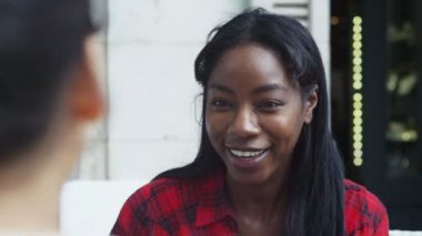  Açık kafede sohbet arkadaş 