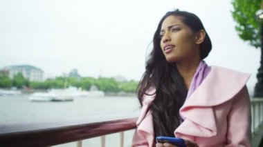 Kadın cep telefonuna bakıyor.