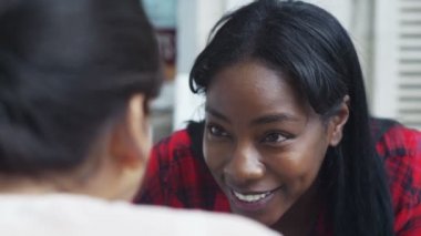  Açık kafede sohbet arkadaş 