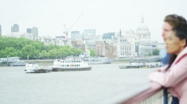 Çift ayakta yan Thames tarafından