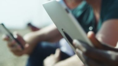 arkadaşlar mobil teknolojisi kullanarak 