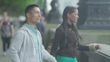 Çift bir fotoğraf çekmek için şehir durdurmak