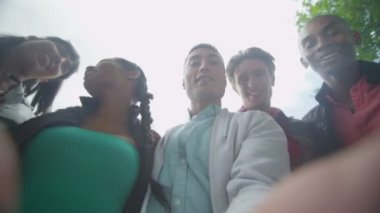 arkadaşlar bir selfie almak için poz