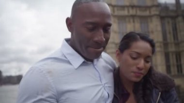 Çift selfie çekiyor.