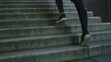 Merdivenleri çalışan erkek