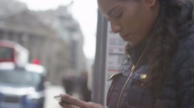  Kadın cep telefonuna bakıyor.