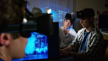 bilgisayar oyun oyuna dalmış