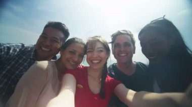  Bir selfie için poz arkadaşlar