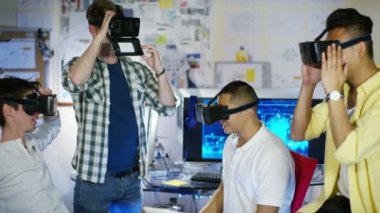  sanal gerçeklik izleyiciler çalışırken bilgisayar programcıları