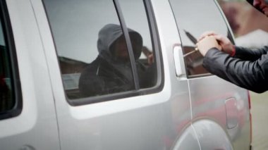suçlu bir arabaya kırmak için tornavida kullanır