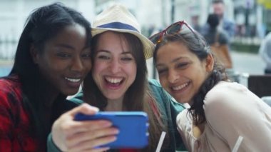 arkadaşlar bir fotoğraf için poz