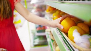 meyve sepeti içine koyarak kadın