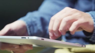tablet bilgisayar kullanan adam 