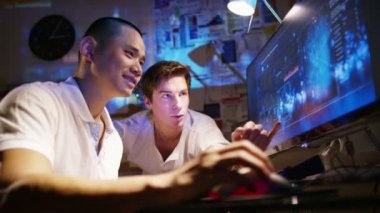 ofiste çalışan bilgisayar tasarım ekibi