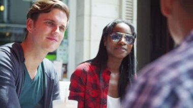 Açık kafede sohbet arkadaş