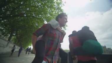 arkadaşlar sırtıma yarışları oynama