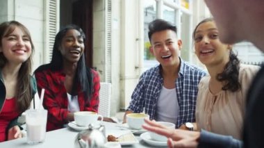 Açık kafede sohbet arkadaş