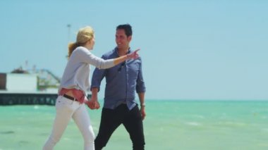 Çift sahilde yürümek