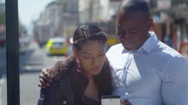 bir selfie fotoğraf makinesi telefon ile çekici çift