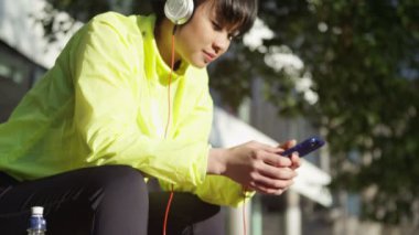  müzik kulaklık giyen kadın