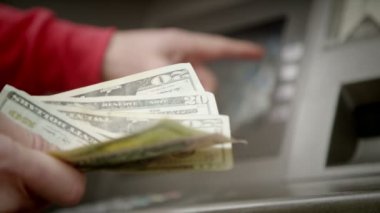 bir ATM Para alarak eller