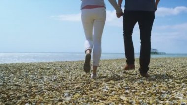 Çift sahilde yürümek