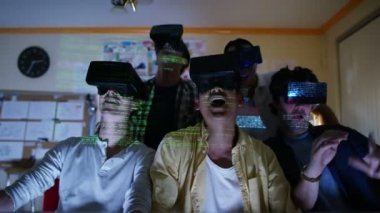 bilgisayar oyun oyuna dalmış