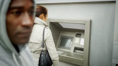 kadın bir ATM para alır