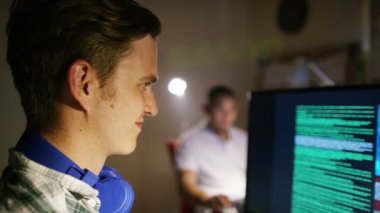 bilgisayar önünde çalışan erkekler