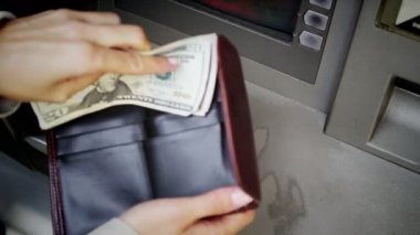 bir ATM Para alarak eller