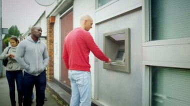 Nakit almak için queuing insanlar