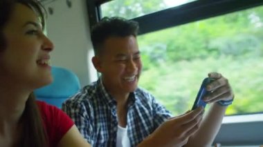  Akıllı telefona bakan arkadaşlar