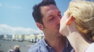 Çift deniz kenarında bir öpücük payı