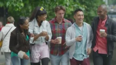 kentin içinde yürürken sohbet arkadaş