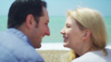 plajda çift öpücük