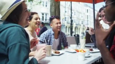 Açık kafede sohbet arkadaş