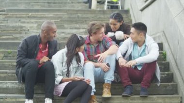 arkadaşlar birlikte şehirde takılmak